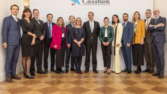 Gonzalo Gortázar, consejero delegado de CaixaBank, con el equipo de la sucursal en Milán (Italia) / CAIXABANK