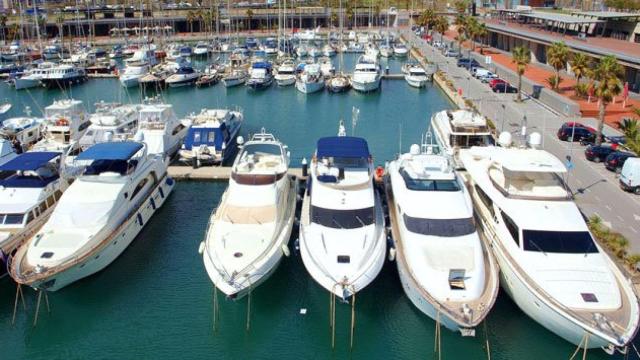 Yates en la marina del Port Fórum / CG