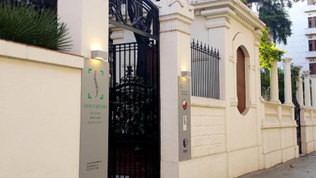 Entrada de la Clínica Vertebra en el paseo de la Bonanova de Barcelona