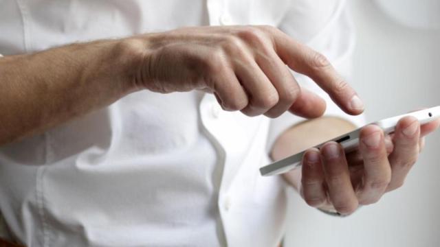 Usando las apps para comprar lotería de Navidad / Nordwood Themes en UNSPLASH