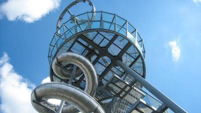 Un tobogán acuático muy alto / PIXABAY