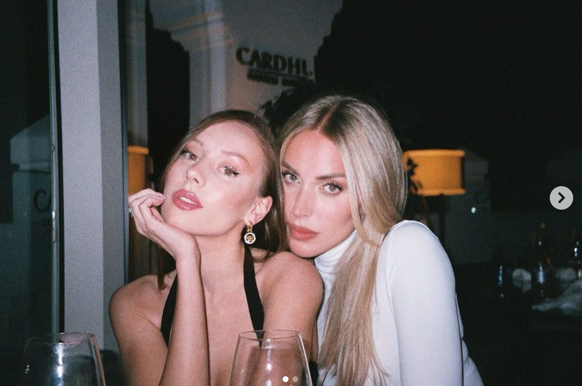 ester expósito con su amiga