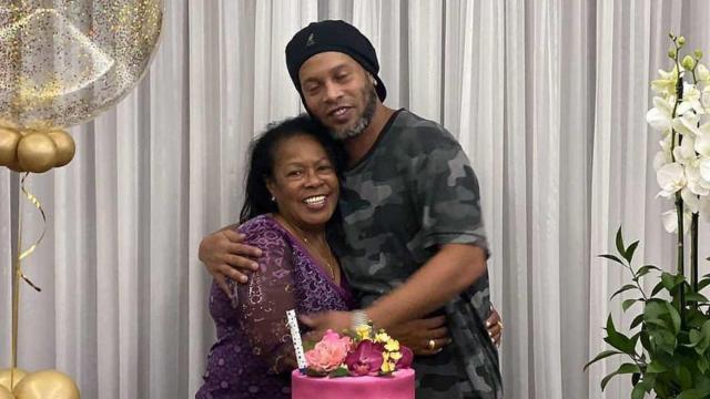Ronaldinho celebró el cumpleaños de su madre