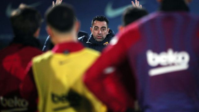 Xavi Hernández se dirige a sus futbolistas, en el entrenamiento del lunes / FCB