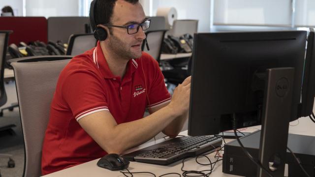 Un especialista de la central de alarmas de Securitas Direct / SECURITAS DIRECT