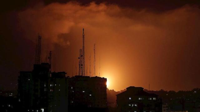 Un cohete israelí estalla en Gaza este martes / MOHAMMED SABER - EFE