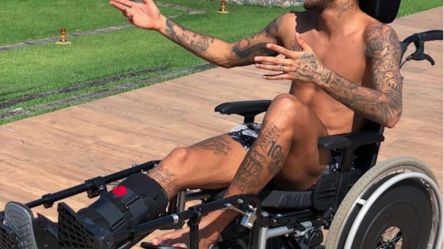 Una foto de Neymar intentando homenajear a Stephen Hawking