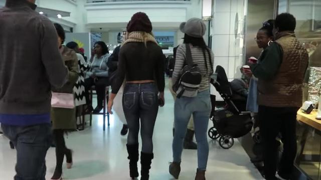 La modelo se pasea junto a una amiga pero pocos se dan cuenta / Youtube