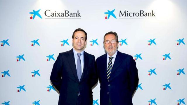 Gonzalo Gortázar (i), consejero delegado de CaixaBank, y Antoni Vila (d), presidente de MicroBank, en el acto en Madrid / CAIXABANK