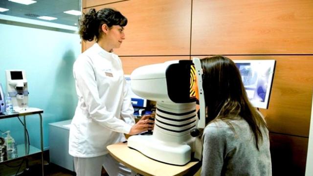 Imagen de archivo de un control oftalmológico en la Clínica Baviera / CG