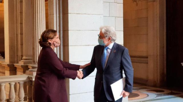 Ada Colau (i), alcaldesa de Barcelona, con Josep Sánchez Llibre, presidente de Foment del Treball / FT