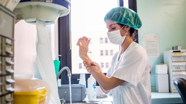 Imagen de una enfermera en un centro sanitario catalán. Colegio de Enfermería / COIB