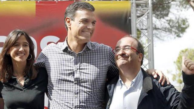 Pedro Sánchez (c) junto al secretario general del PSC, Miquel Iceta (d), y la alcaldesa de Santa Coloma, Núria Parlon (i) / EFE