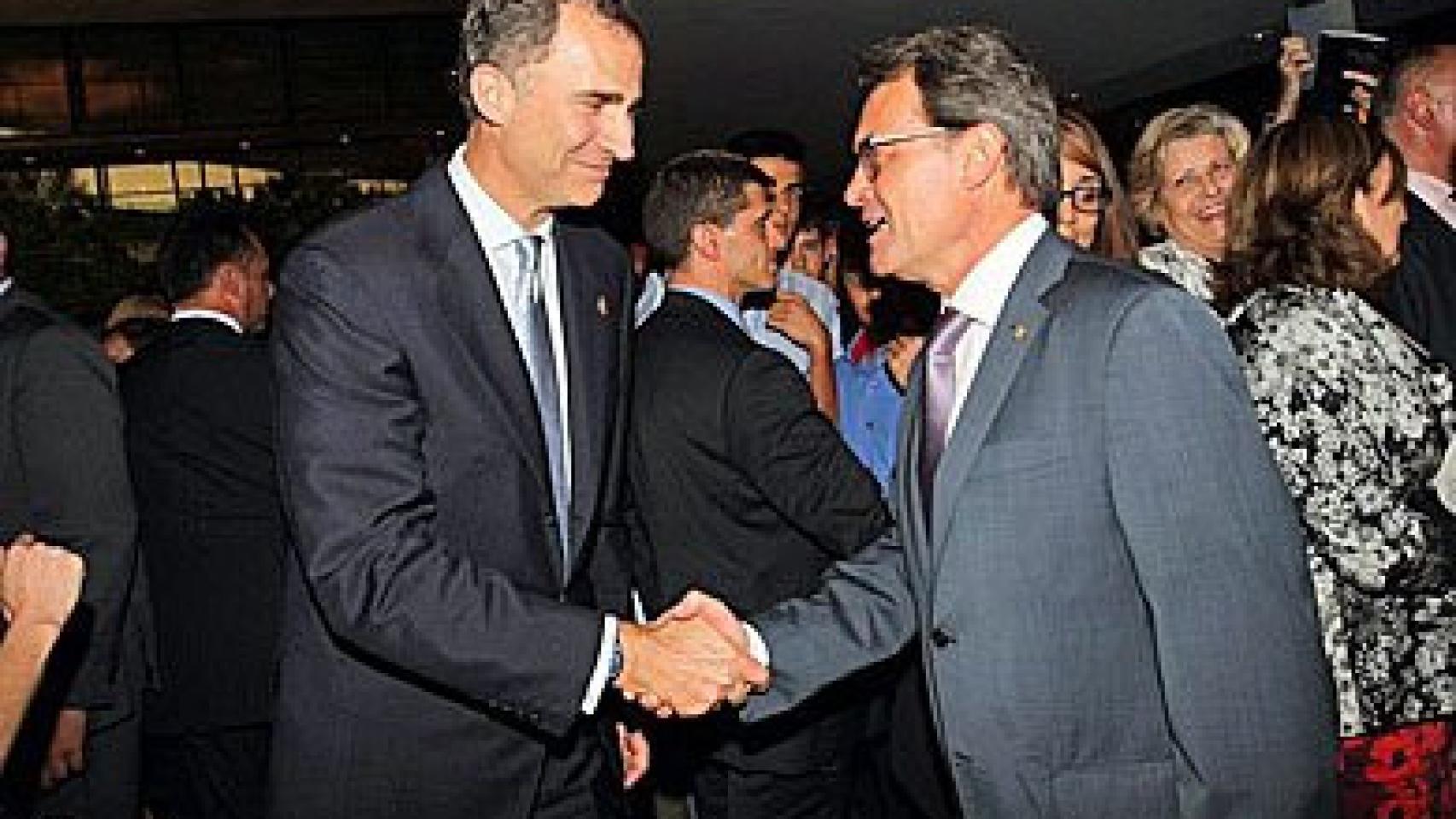 El Rey Felipe VI y el presidente de la Generalidad, Artur Mas, se saludan este jueves en Gerona