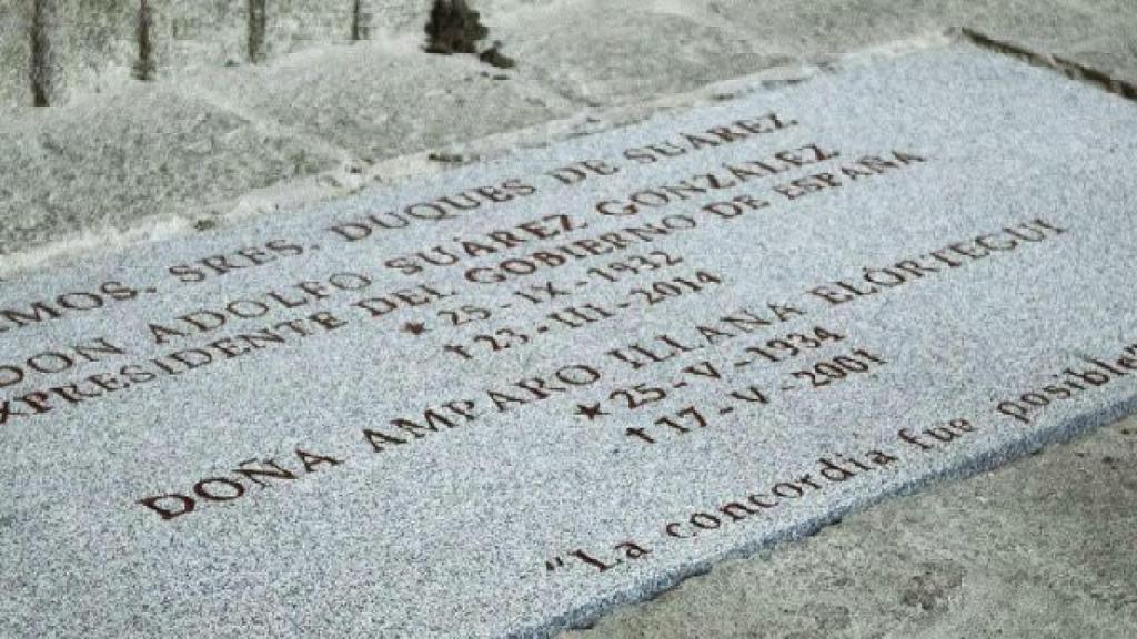 Lápida de la tumba del ex presidente del Gobierno Adolfo Suárez y de su esposa, Amparo Illana