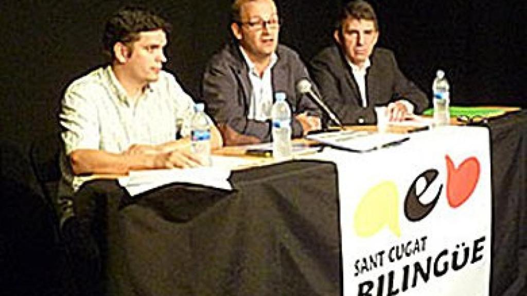 Tres de los padres promotores de la Asamblea por una Escuela Bilingüe (AEB), durante el acto de presentación del pasado junio en Sant Cugat