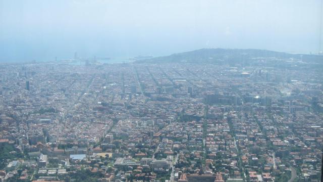 Vista de la contaminación sobre la ciudad de Barcelona / EUROPA PRESS