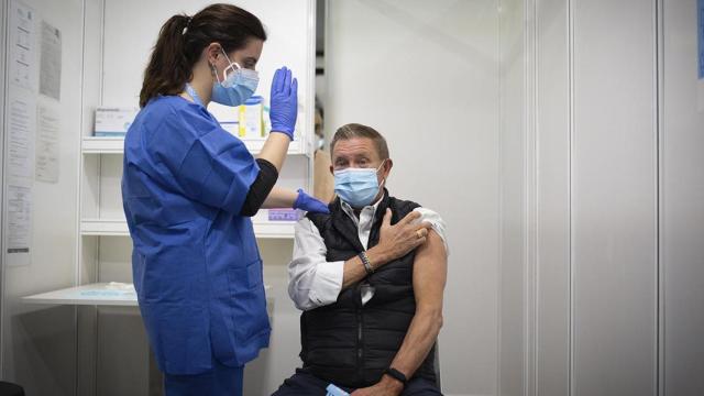 Un hombre vacunándose en Cataluña / EUROPA PRESS
