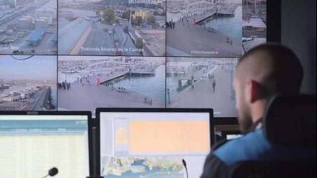 Un agente de la Policía Portuaria controla las cámaras de vigilancia de la zona del Maremagnum / POLICIA PORTUARIA