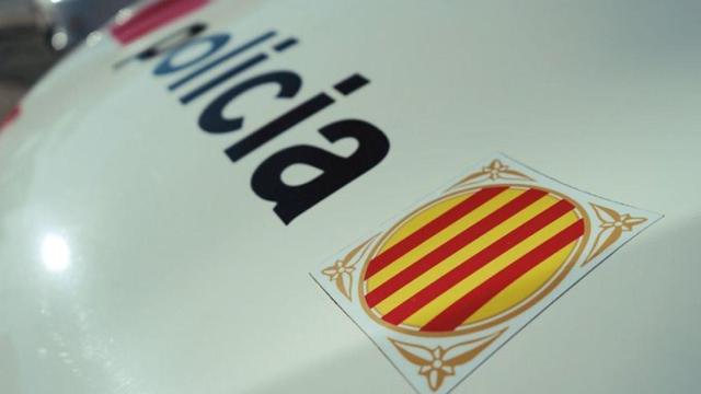Vehículo policial de los Mossos d'Esquadra, que detuvieron al acusado de abusos / MOSSOS