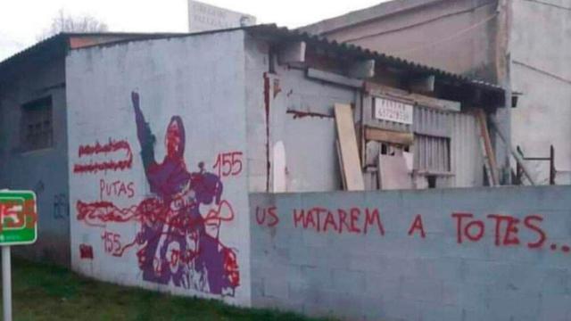 El mural feminista con la amenaza: Os mataremos a todas / @Endavant_VO