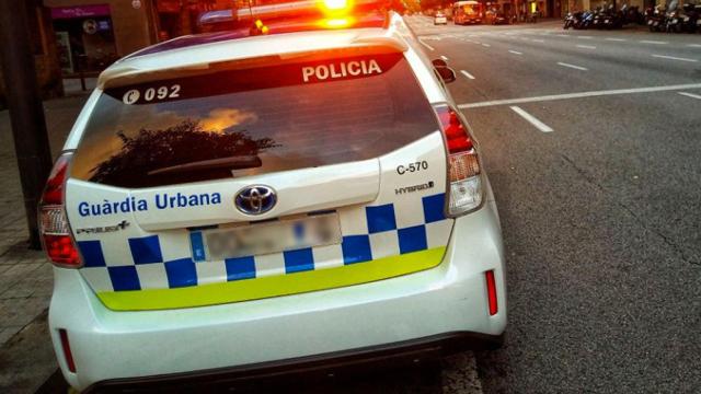 Un coche de la Guardia Urbana, que ha detenido al agresor de la menor / TWITTER