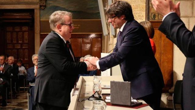 Jaume Padrós, virtual presidente del Colegio de Médicos de Barcelona, recibiendo la Cruz de San Jorge de manos del expresident Carles Puigdemont / COMB