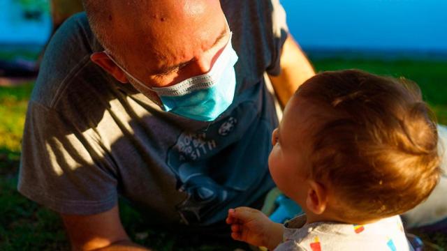 Un padre presta atención a su hijo / SAVE THE CHILDREN