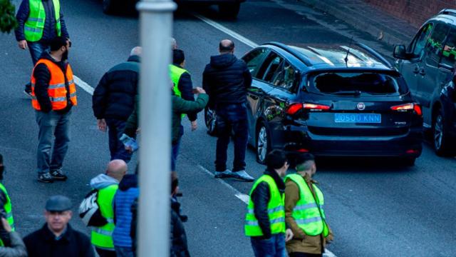 Un VTC atacado por taxistas en Barcelona durante la huelga de esta semana / EFE