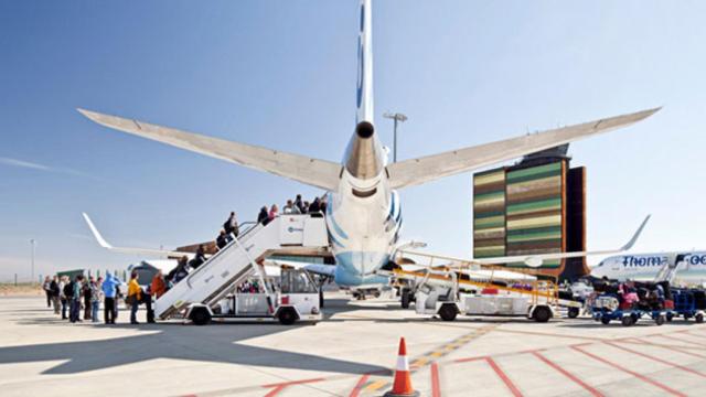 Pasajeros embarcan en un avión en el aeropuerto de Alguaire, uno de los dos que gestiona la Generalitat / CG