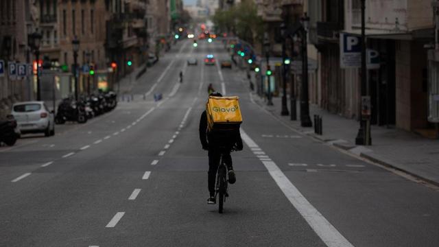 Un 'rider' de Glovo, repartiendo comida en Barcelona