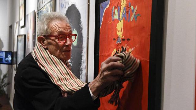 Joan Baixas, cofundador de la compañía teatral La Claca, visitando la exposición 'El enemigo vive en el sofá' / CAIXAFORUM BARCELONA