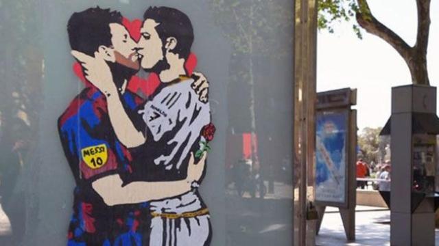 El beso entre Messi y Cristiano Ronaldo, expuesto en la calle de Barcelona / AP