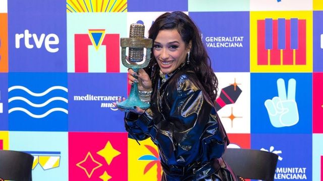 Chanel con el Micrófono de Bronce del Benidorm Fest