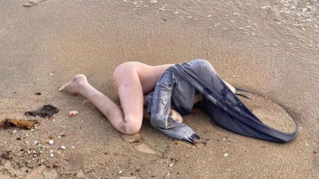 Una muñeca en la playa / REDES