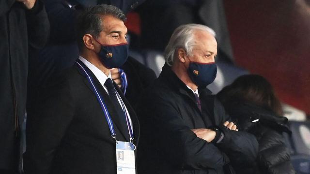 Laporta, en el palco del Parque de los Príncipes / EFE