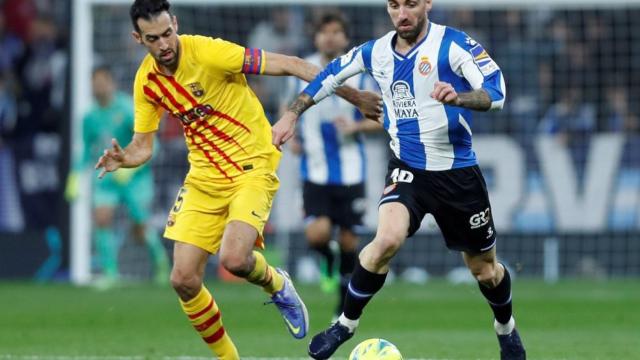 Sergio Busquets, intentando frenar un contragolpe de Darder / EFE