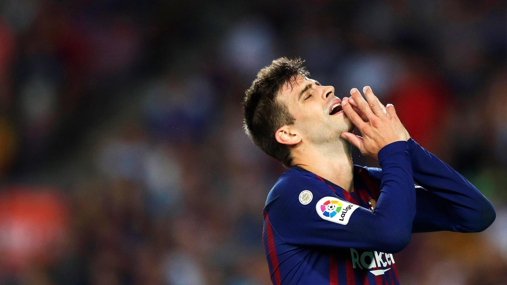 Gerard Piqué se lamenta durante el partido frente al Girona / EFE