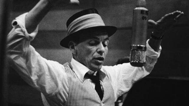 Frank Sinatra en un estudio de grabación