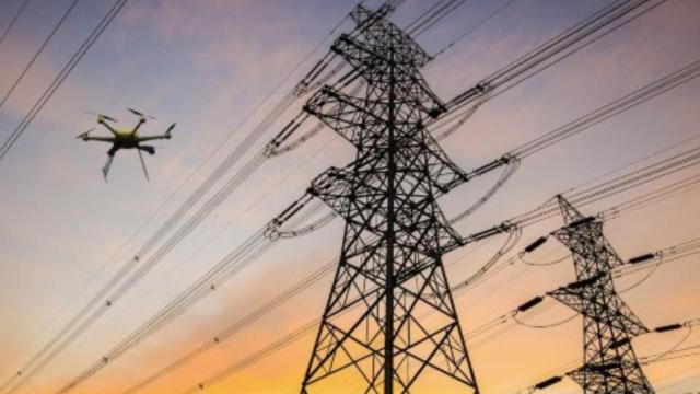 Un dron sobrevuela unas líneas de alta tensión / TELEFÓNICA