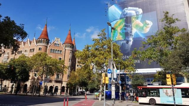 Imagen de las obras del hotel que operará Barceló Hotels & Resorts ante la Casa de les Punxes (d) de Barcelona / CG