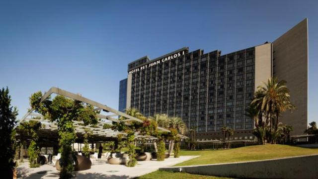 Vista del hotel Fairmont Juan Carlos I de Barcelona, que dirigirá Stefan C. Winistoerfer en sustitución de Franck Sibille  / CG