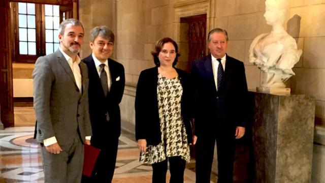 De izquierda a derecha, Jaume Collboni, teniente de alcalde de Empresa, Cultura e Innovación; Luca de Meo, presidente de Seat; Ada Colau, alcaldesa de Barcelona; y Ramon Paredes, vicepresidente de relaciones gubernamentales de Seat / CG