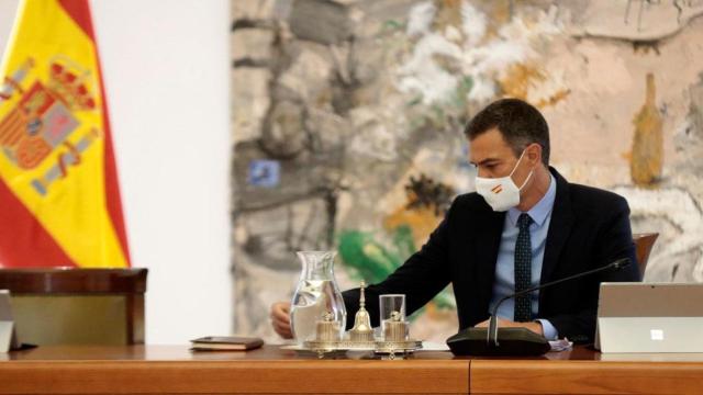El presidente del Gobierno, Pedro Sánchez, encabeza el Consejo de Ministros que aborda nuevas medidas para hacer frente al coronavirus / EFE