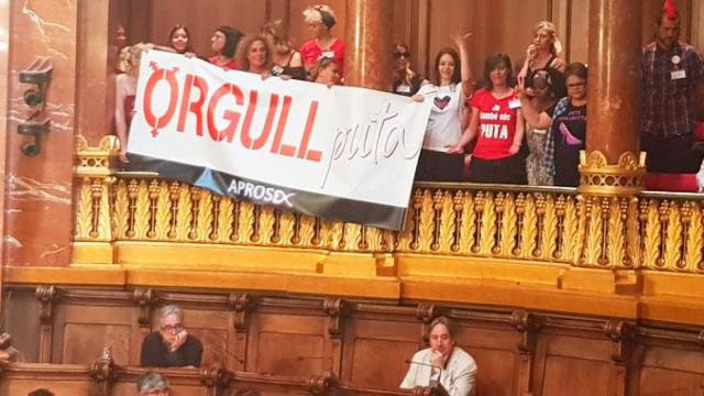 Defensoras de los derechos laborales de las prostitutas en el pleno de Barcelona donde la alcaldesa Ada Colau rechazó una resolución del PSC favorable a prohibir esta actividad / CG