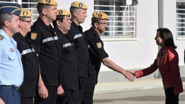 La ministra de Defensa, Margarita Robles, durante la visita a la Unidad Militar de Emergencias / EFE