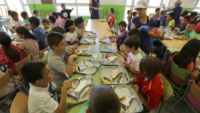 Alumnos en un comedor escolar / CG