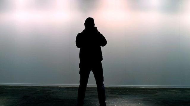 Un hombre saca una foto a la pared vacía en la que estaban colgadas las fotografías de la obra Presos políticos en la España contemporánea / EFE