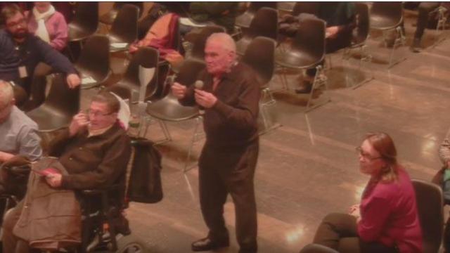 El pleno de Nou Barris, durante la intervención de un vecino / CG
