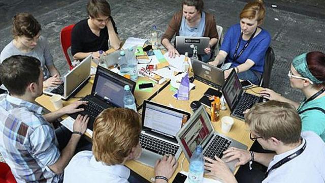 Un grupo de jóvenes usuarios de internet / EFE